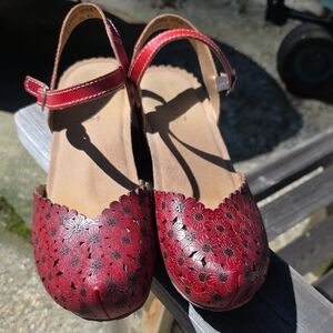 L'Artiste Women's Red Floral Cutout Leather Slingback Wedges